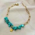 Armband mit goldenem Sternanhänger und Türkis-Natursteinen auf Satin-Hintergrund - Hellgrüne Steinsplitter