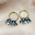 Goldene Creolen mit blau-weißen Marmorperlen-Anhängern im eleganten Boho-Stil Design - Natürlicher Blaupunktstein