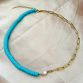 Collar de cuentas de arcilla turquesa y cadena de clip dorada con una perla barroca - Azul
