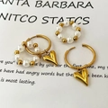 Eleganti orecchini a cuore dorati e anello di perle coordinato su sfondo vintage - Orecchini a cuore