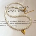 Elegante collana di perle bianche con ciondolo a cuore dorato e chiusura regolabile - Collana di perle del cuore