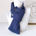 Tour de cou en maille bleu foncé avec motif en V et fermeture à double bouton - Bleu