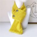 Écharpe en maille torsadée jaune avec boutons décoratifs sur un mannequin de mode - Jaune