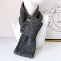 Écharpe en grosse maille torsadée grise avec boutons sur un mannequin de couture blanc - Gris