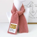 Bufanda de punto rosa con parche Good Luck y diseño de ojal cruzado - Rosa