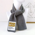 Bufanda de punto gris con etiqueta Good Luck para el invierno y estilo minimalista - Gris