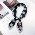 Schwarzes Polka-Dot-Seidentuch mit Schmetterlingsdruck und eleganten roten Akzenten - 70cm / Schmetterling Polka Dot Schwarze Basis