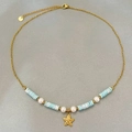 Collana in acciaio dorato con ciondolo a stella marina, perle azzurre e perle bianche - Collana di Perle Stella Marina (Perle Heishi Blu Cielo)