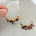 Boucles d'oreilles créoles dorées bohèmes avec pierres naturelles violettes - Éclats de Pierres Violettes (Style 3)