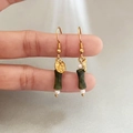 Orecchini stile bambù con accenti dorati, pietre verdi e perle bianche eleganti - Disco Piatto