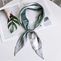 Elegante pañuelo de seda con rayas en gris y verde anudado en lazo sobre mármol - Verde Claro a Rayas