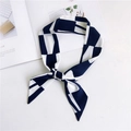 Twilly en soie à motif géométrique bleu marine et blanc noué sur un fond blanc épuré - 90cm / Géométrique Bleu Marine