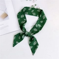 Foulard en soie vert foncé avec motif de feuilles blanches noué comme ruban à cheveux - 90cm / Vert Feuille