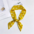 Écharpe étroite en soie jaune à motif plumes nouée en boucle sur un magazine blanc - 90cm / Feuille Jaune