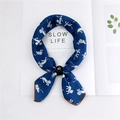 Pañuelo azul oscuro de algodón y lino con estampado de león y hebilla de cuero negro - León Azul