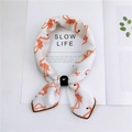 Pañuelo cuadrado de algodón blanco con estampado geométrico naranja y anillo de cuero - Pájaro Geométrico Beige