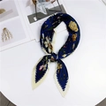 Geplooide zijden sjaal in donkerblauw met bloemenpatroon en witte accordeonranden - Marine Bloemenprint