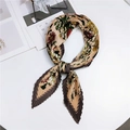 Geplooide zijden sjaal met vintage bloemenprint en contrasterende bruine rand - Roze Bloemenprint