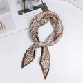 Foulard plissé en soie pour femme avec motifs géométriques marron et rose - Carré Géométrique Marron Rose