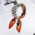 Foulard plissé en soie avec motifs losanges orange et vert sur fond blanc - Imprimé Zèbre Bord Orange