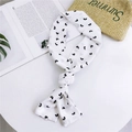 Elegante foulard sottile bianco con stampe di cuori neri annodato a fiocco sul tavolo - 6 Cuore Bianco