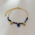Bracciale da donna con perle di sodalite blu e catena dorata con piccoli ciondoli - Braccialetto di Sodalite