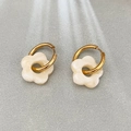 Orecchini a cerchio in acciaio placcati oro 18K con fiori bianchi effetto marmo - Bianco