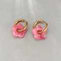 Orecchini a cerchio in acciaio placcato oro 18K con fiori marmorizzati rosa - Rosa