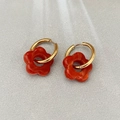 Orecchini a cerchio in acciaio placcato oro 18K con ciondoli a fiore rosso marmorizzato - Rosso
