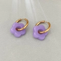Orecchini a cerchio in acciaio inossidabile placcato oro 18K con ciondoli a fiori lilla - Viola