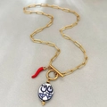 Gouden paperclip ketting met rode chili en blauwe bloemen keramische hangers - Bloem en Chili Hanger Ketting