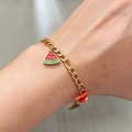 Bracciale a catena dorata con ciondolo a forma di anguria e pietra rossa sul polso - Anguria