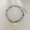 Pulsera de cuentas de piedra natural azul y blanca con colgante de disco dorado texturizado - Estilo Piedra de Punto Azul
