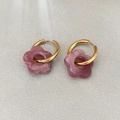 Orecchini a cerchio in oro 18K con ciondoli a fiore in resina marmorizzata viola - Borgogna