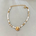 Pulsera de cuentas bañada en oro de 18k con piedras de mármol blanco y colgante martillado - Howlita Blanca