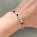 Handgefertigtes 3mm Perlenarmband in Blau und Weiß mit 18k Vergoldung am Handgelenk - Dunkelblau und Hellblau Mischung (Modell 1)