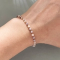 Handgefertigtes 3mm Kristallperlenarmband mit lila Perlen und 18 Karat Gold plattiert - Hellviolett und Grau Mischung (Modell 2)