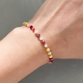Buntes 3mm Kristallperlenarmband mit 18k vergoldeter Edelstahlkette am Handgelenk - Rot Gelb und Rosa Mischung (Modell 3)