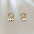 Cerchi vintage in oro con perle bianche e perle in pietra di turchese bianco marmorizzato - Howlite