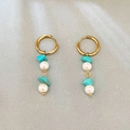 Boho oorbellen met gemengde stenen, turquoise en parels aan gouden ringen - Gebroken Steen Stijl