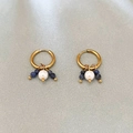 Orecchini a cerchio dorati con perla bianca e due perline di pietra blu naturale - Sodalite blu