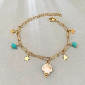 Bracciale dorato con ciondoli a stella, perline turchesi e pendente a conchiglia bianca - Bianco