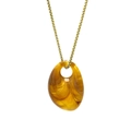 Pendentif acrylique ambre irrégulier sur une chaîne box dorée bijou minimaliste - Ambre