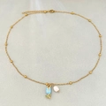 Vintage Goldkette mit hellblauem Tulpenanhänger und weißer Barockperle als Akzent - Blau