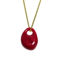 Collier avec pendentif irrégulier en acrylique rouge et chaîne dorée sur fond blanc - Rouge Foncé