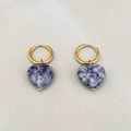 Orecchini a cerchio placcati oro 18K con ciondoli a cuore con venature in marmo blu - Pietra a Macchie Blu