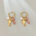 Orecchini a cavalluccio marino dorati con perla bianca e perle a stella rosa - Stile Cavalluccio Marino & Stella Rosa (Stile 2)