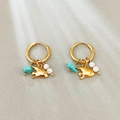 Orecchini a cerchio dorati con pendente a pesce e dettagli in perla turchese - Stile Pesce & Turchese (Stile 3)