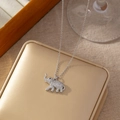Collana con ciondolo a elefante scintillante con zirconi micro-pavé su catena d'argento - Stile Elefante d'Argento (B)