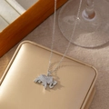 Vista dettagliata del ciondolo a elefante con zirconi micro-pave su catena d'argento - Stile Elefante d'Argento con Zircone Completo (D)